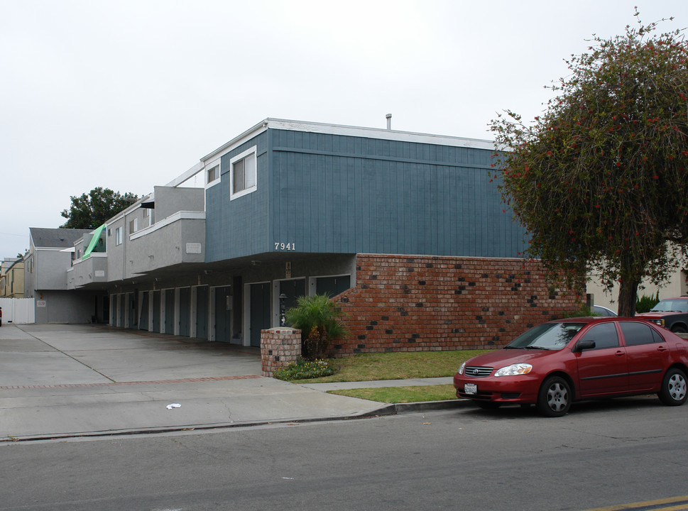 7941 Stark St in Huntington Beach, CA - Foto de edificio