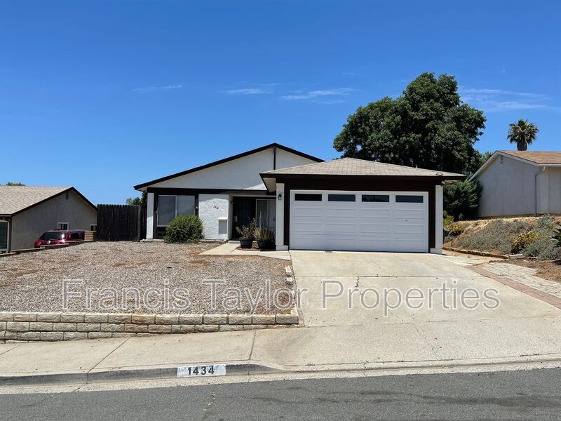 1434 Manzanita Ave in Escondido, CA - Building Photo