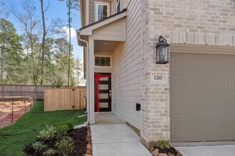 120 Red Cascade Trl, Unit 16 in Willis, TX - Building Photo - Building Photo