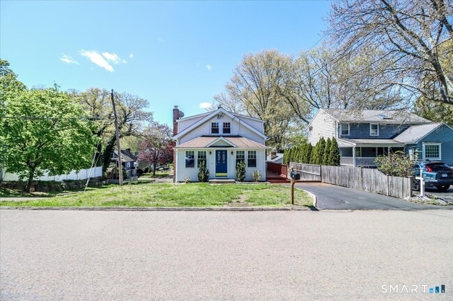 25 Maplewood Ave in Westport, CT - Building Photo - Building Photo
