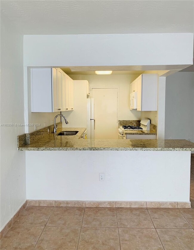 6900 N Kendall Dr in Pinecrest, FL - Building Photo - Building Photo