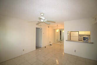 4703 Lucerne Lakes Blvd E in Greenacres, FL - Building Photo - Building Photo