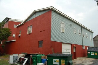 108 S Main St in Alburtis, PA - Foto de edificio - Building Photo
