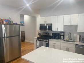 130 Boston St, Unit 3 in Boston, MA - Foto de edificio - Building Photo