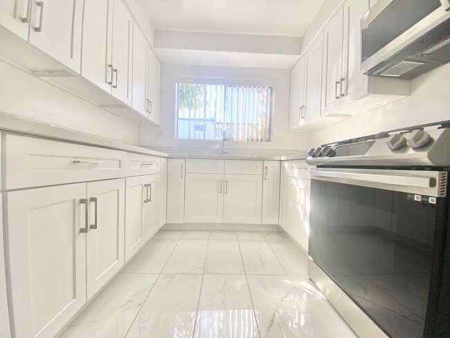 12410 Chandler Blvd in Los Angeles, CA - Building Photo - Building Photo
