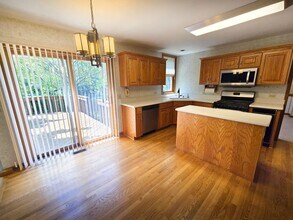 2286 Brookside Ln in Aurora, IL - Building Photo - Building Photo