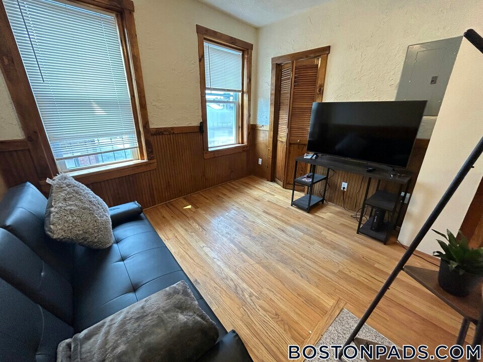 4 Garden Ct St in Boston, MA - Building Photo