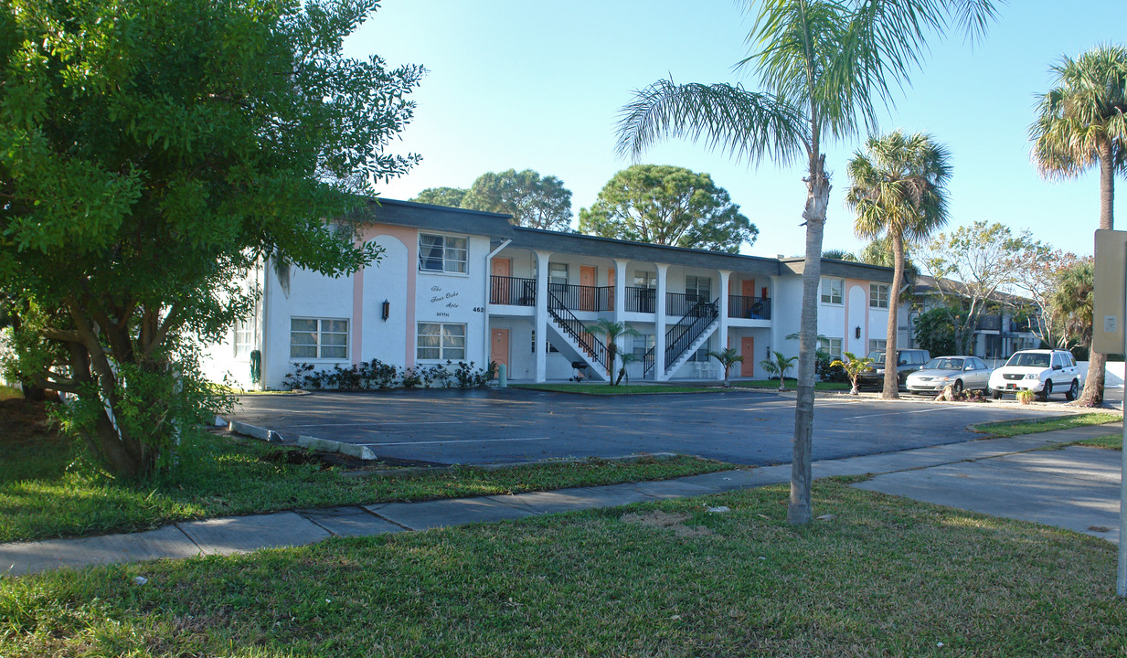 The Four Oaks in St. Petersburg, FL - Building Photo