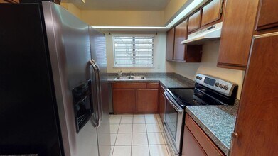 702 Cassia St in Redwood City, CA - Foto de edificio - Building Photo