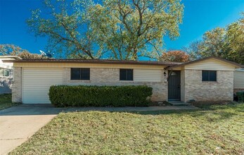 2011 Alan-A-Dale Rd in Arlington, TX - Foto de edificio - Building Photo