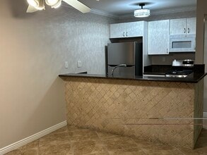 18350 Hatteras St, Unit 108 in Tarzana, CA - Building Photo - Building Photo