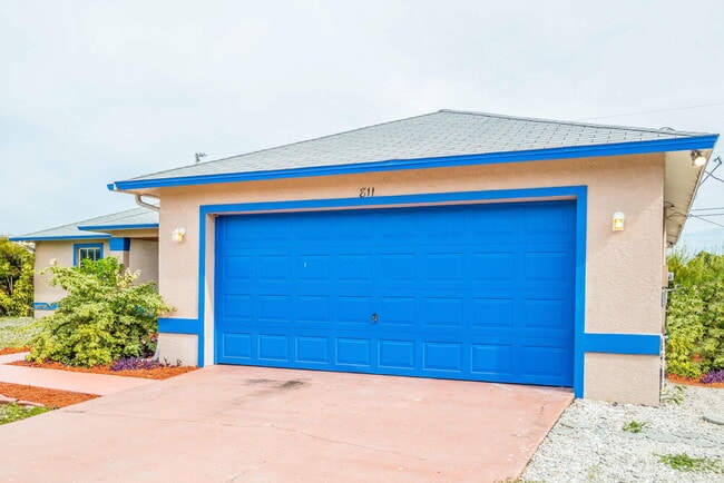 811 SW 14th Pl in Cape Coral, FL - Foto de edificio - Building Photo