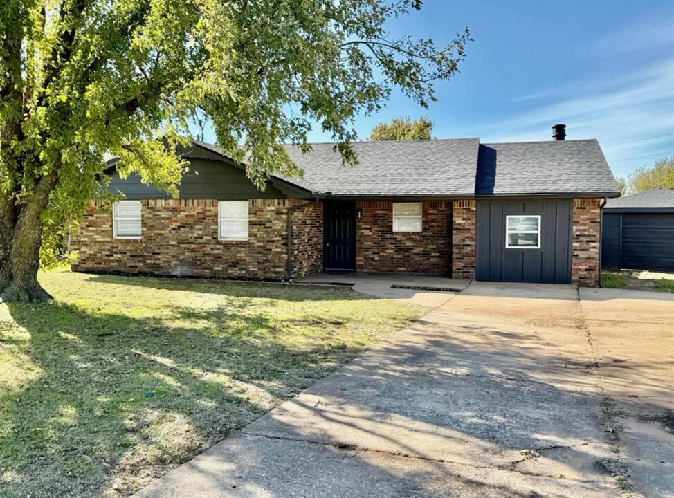 2104 Linwood Pl in Kingfisher, OK - Building Photo