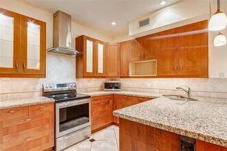 7350 Kirby Dr in Houston, TX - Building Photo - Building Photo