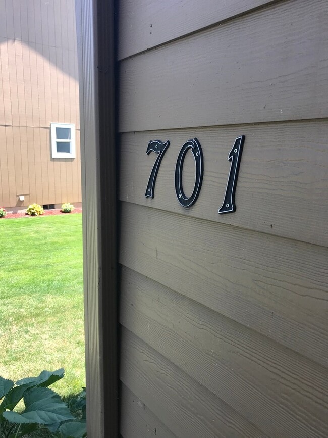 701 N Cloverleaf Loop in Springfield, OR - Building Photo - Building Photo