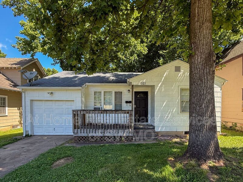 1521 E McDaniel St in Springfield, MO - Building Photo