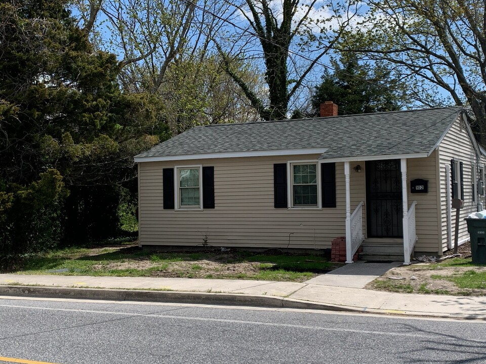 102 Flower St in Berlin, MD - Foto de edificio