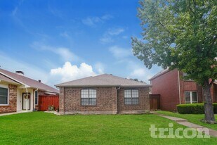 1121 Cypress Ln in Desoto, TX - Building Photo