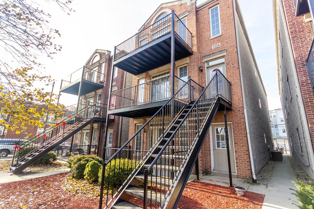 7254 S Bennett Ave in Chicago, IL - Building Photo