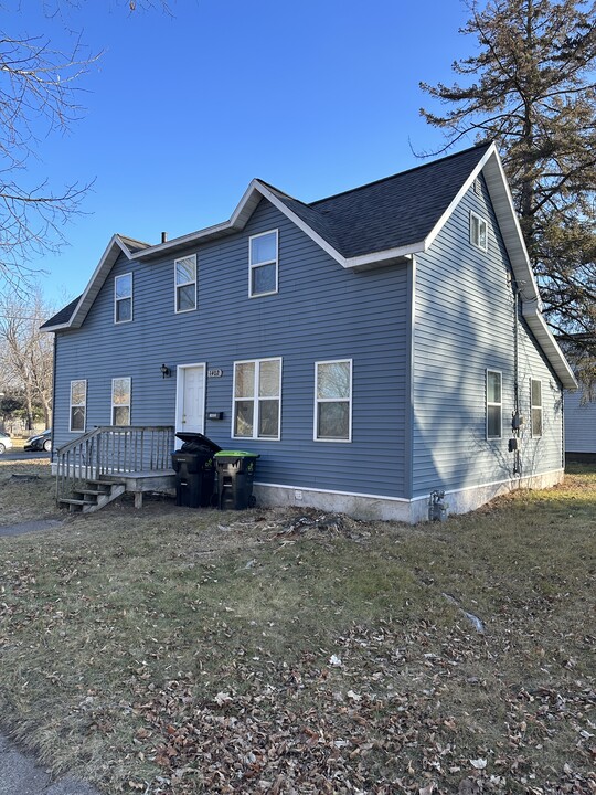 1402 8th St E in Menomonie, WI - Foto de edificio