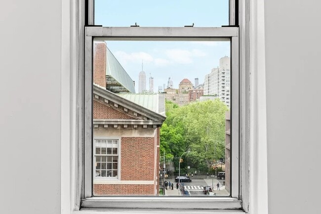 240 Sullivan St, Unit 19 in New York, NY - Building Photo - Building Photo