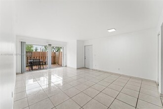 4300 NW 79th Ave in Doral, FL - Foto de edificio - Building Photo