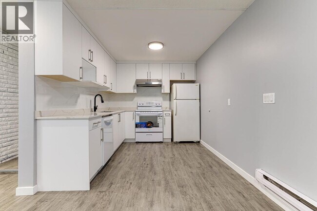 809 Duthie Ave in Burnaby, BC - Building Photo - Building Photo
