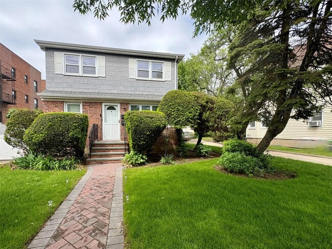 49 E Hawthorne Ave in Valley Stream, NY - Building Photo - Building Photo
