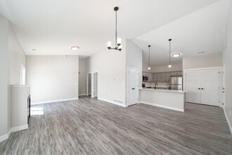 Empire Chateaus in Bloomington, IL - Foto de edificio - Interior Photo