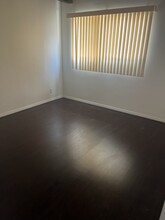 12940 Burbank Blvd in Van Nuys, CA - Foto de edificio - Building Photo