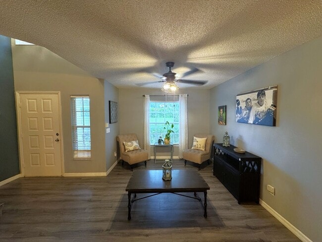 2241 Andover Cir in Palm Harbor, FL - Foto de edificio - Building Photo