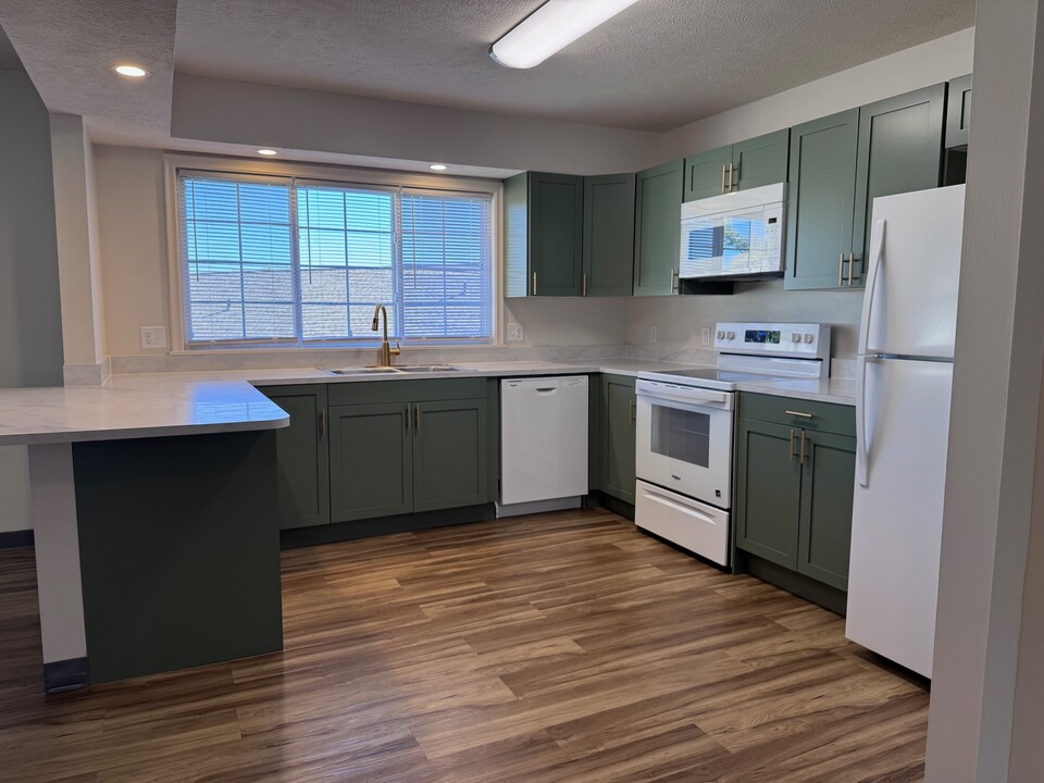 Pacific Gardens Apartments in Omaha, NE - Building Photo