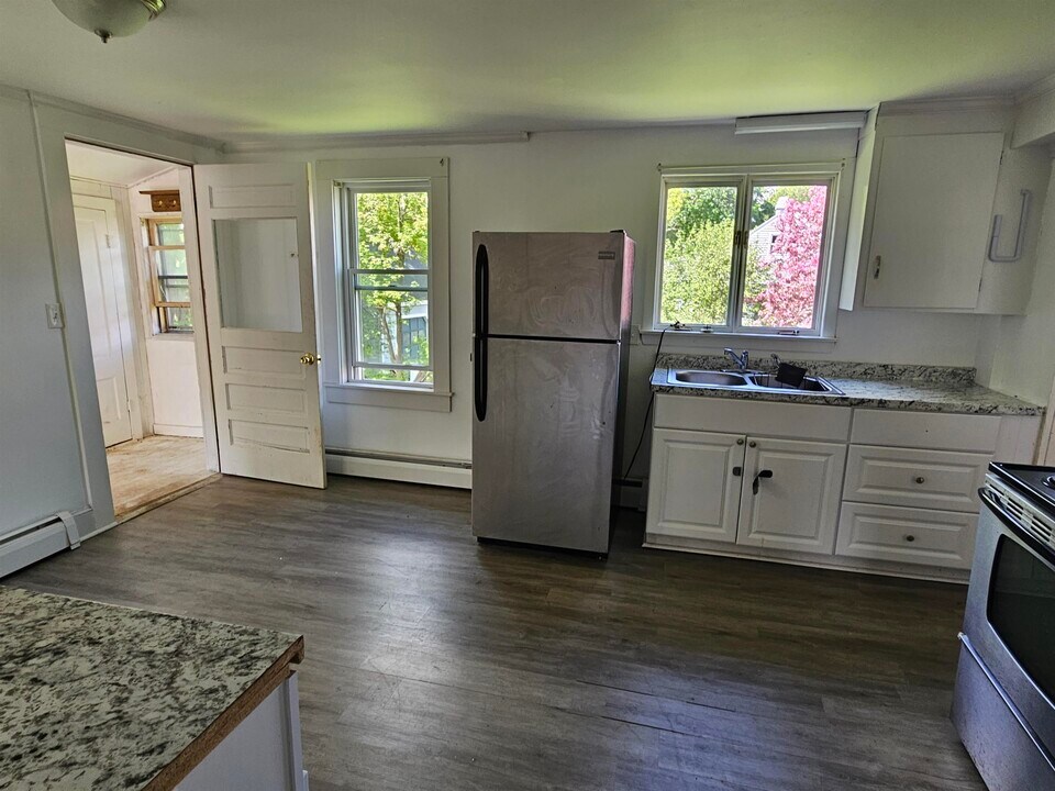 24 South St in Somersworth, NH - Building Photo