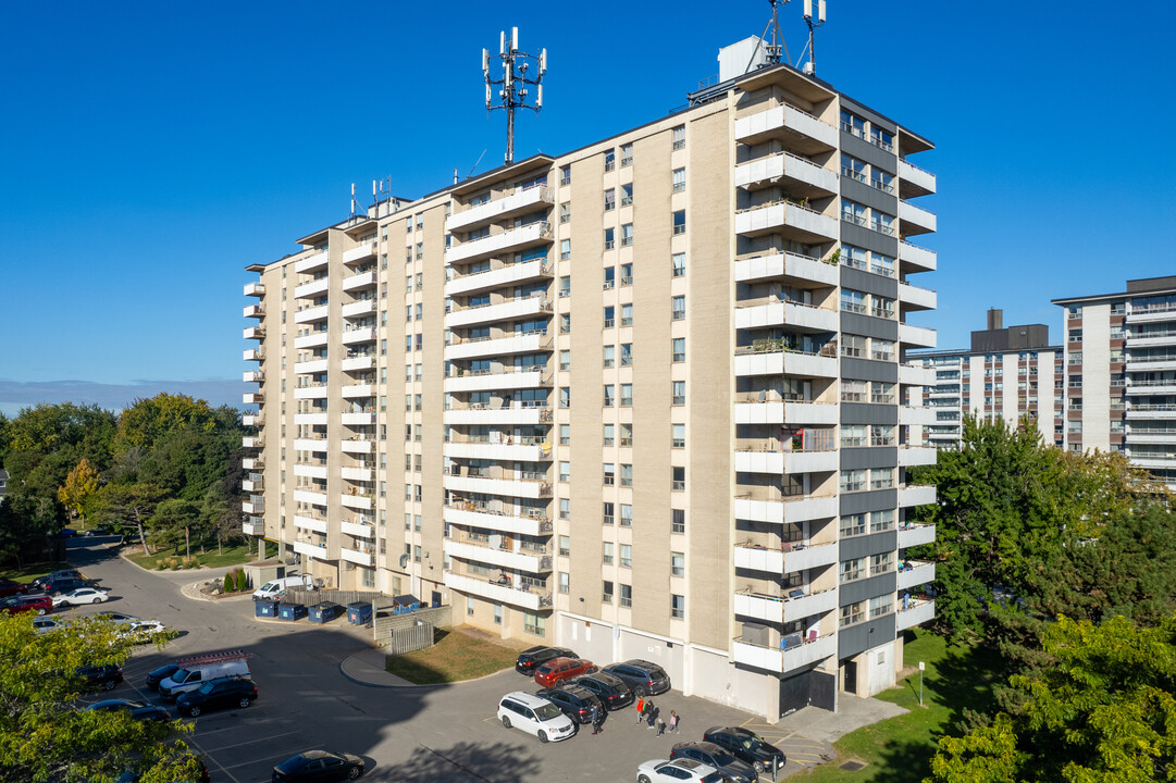 21 Welsford Gdns in Toronto, ON - Building Photo