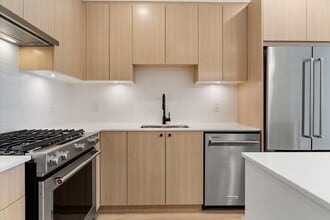 2771 Montrose Ave in Abbotsford, BC - Building Photo - Building Photo