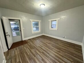 1524 E 3rd Ave in Hutchinson, KS - Building Photo - Building Photo