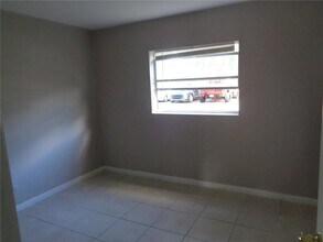 101 NE 41st St, Unit A10 in Fort Lauderdale, FL - Building Photo - Building Photo