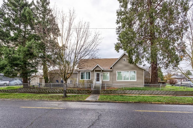 property at 417 N Oakdale Ave