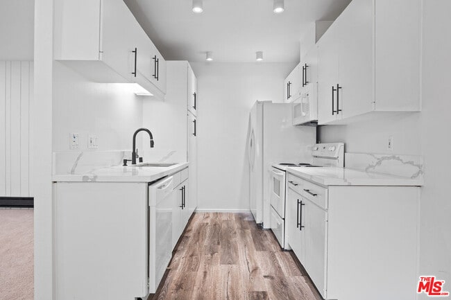 322 Miraleste Dr in Los Angeles, CA - Building Photo - Building Photo