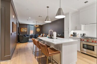 19 Washington St in Saratoga Springs, NY - Foto de edificio - Building Photo