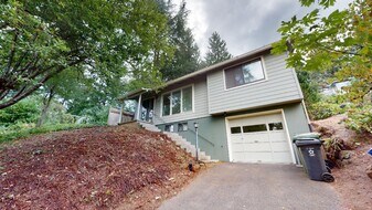 1318 Pine St in Lake Oswego, OR - Building Photo