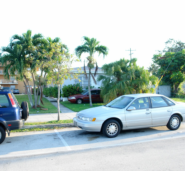 2393 NE 172nd St in North Miami Beach, FL - Building Photo