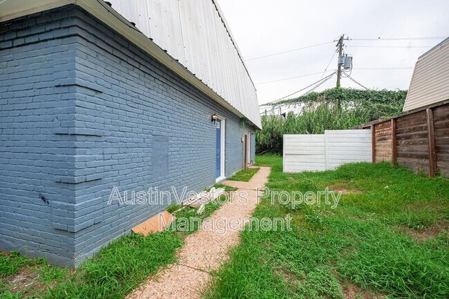 2217 Mission Hill Dr in Austin, TX - Building Photo - Building Photo