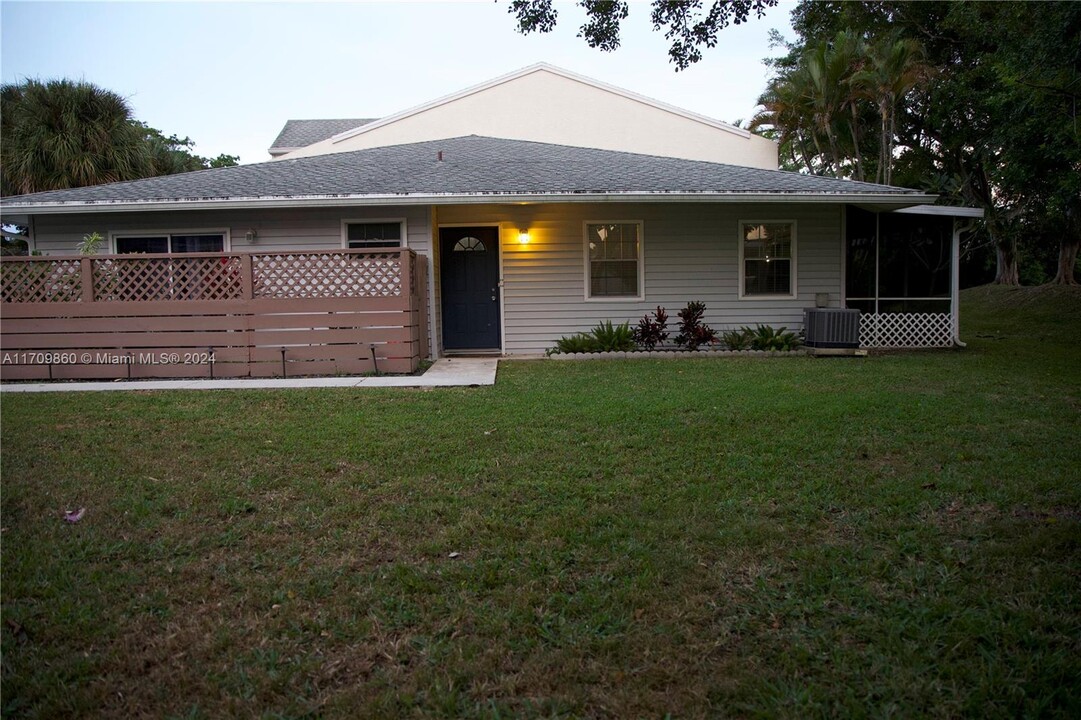 4934 S Hemingway Cir in Margate, FL - Building Photo