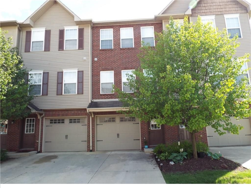 2161 Knotty Pine Tr in Howell, MI - Foto de edificio