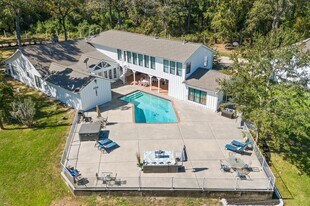 8402 Matthews Ln in Magnolia, TX - Building Photo