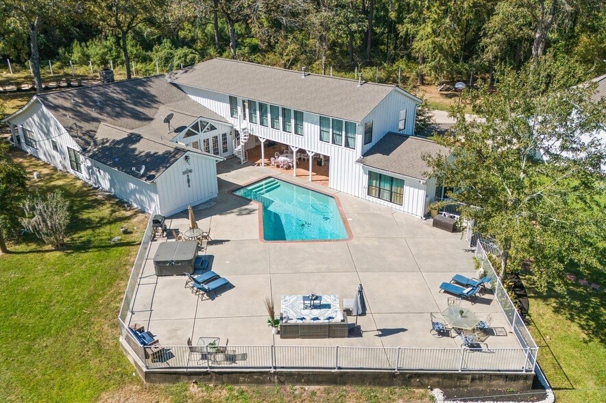 8402 Matthews Ln in Magnolia, TX - Building Photo