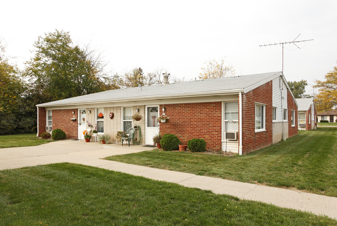 Washington Manor in South Lyon, MI - Building Photo