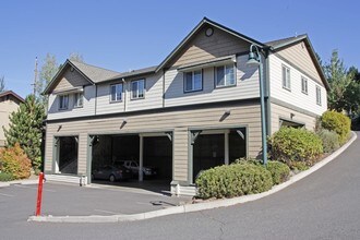 1965 NW Monterey Pines Dr in Bend, OR - Foto de edificio - Building Photo