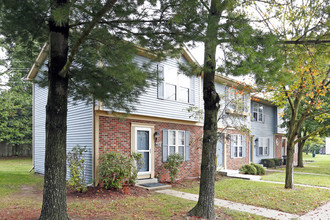 Oak Forest Townhomes & Apartments in Monroe, MI - Building Photo - Building Photo